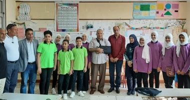 وكيل "تعليم دمياط" يحفز فريق أوائل الطلبة ويحثهم على الفوز فى النهائي
