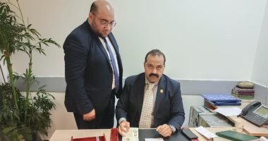 ضبط راكب حاول تهريب ساعة مرصعة بالألماس وآخر بحوزته مخدرات