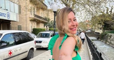 منة شلبى بإطلالة أنيقة.. وتعلق: خليك متواضع و بسيط خليك نفسك