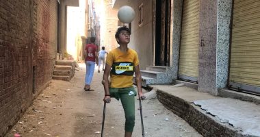الحريف الطائر.. عمر لاعب كرة بساق واحدة يخطف الأنظار بمهاراته.. لايف