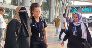 استقبال حافل للطفلة هنا جودة معجزة تنس الطاولة بمطار القاهرة الدولى.. صور