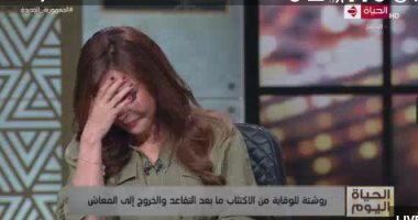 لبنى عسل تبكى خلال حديث استشارى نفسى عن أهمية دور الأب والأم