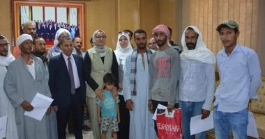 تسليم 5341 وثيقة تأمين حوادث لمستفيدى العمالة غير المنتظمة بالوادى الجديد