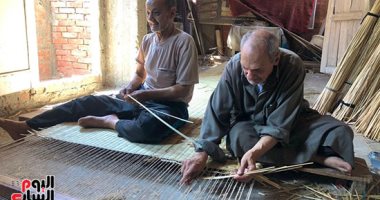 حصير السمار.. حرفة يدوية تزدهر بروادها رغم خطر الاندثار.. شعبان محمد آخر رجال الحرفة في الدقهلية.. 60 عاما تغزل يداه الحصير لتوفير حياة كريمة لأبنائه.. أنقذ المهنة بالشقاء والعمل وصدر منتجاته لليبيا والسعودية