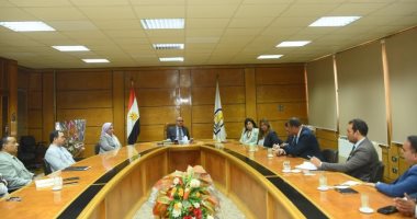 رئيس جامعة أسيوط يستقبل وفدا ممثلا عن بنوك لعمل الكارت الذكى "ميزة " للطلاب