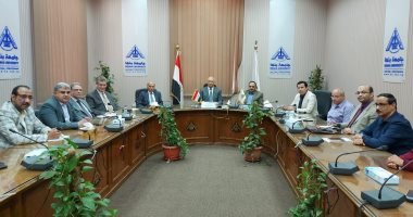 رئيس جامعة بنها يناقش استعدادات استقبال الطلاب الجدد بالجامعة الأهلية بالعبور