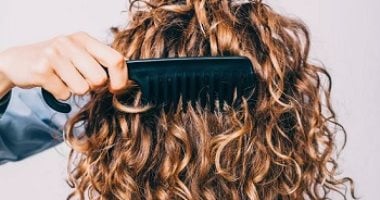 4 وصفات طبيعية للشعر الكيرلي.. البيض والأفوكادو الأبرز