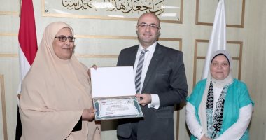 محافظ بنى سويف يكرم 3 نماذج نسائية متميزة بوحدات الرصد الميدانى
