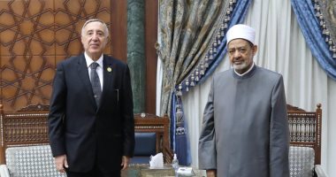 رئيس المحكمة الدستورية العليا يهنئ شيخ الأزهر بعيد الأضحى المبارك