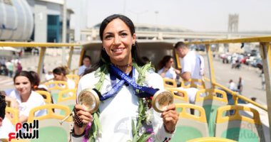 البطلة بسنت حميدة تصل مطار القاهرة وأتوبيس مكشوف لتكريمها.. صور