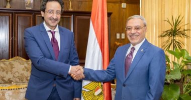 رئيس جامعة طنطا يستعرض خطط قطاع خدمة المجتمع
