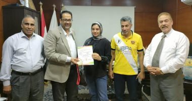 وكيل تعليم الغربية يكرم بطلة منتخب مصر فى الكونغ فو