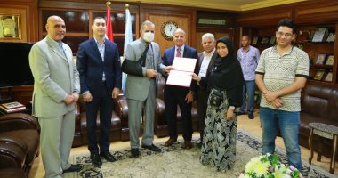 محافظ كفر الشيخ ونائبه يكرمان أوائل الدبلومات الفنية.. صور