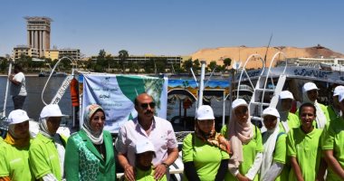محافظ أسوان يدشن حملة تنظيف لنهر النيل ويوجه بإزالة التعديات.. صور
