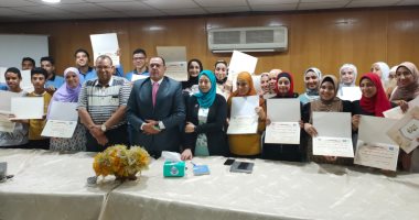 بالأسماء.. وكيل وزارة الصحة بالسويس يُكرم طلاب وطالبات مدارس التمريض الأوائل