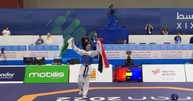 سيف عيسى يحتفل بالميدالية الذهبية بالعلمين المصرى والجزائرى