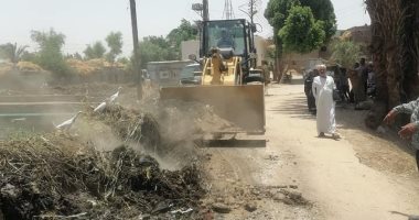 التنمية المحلية ترفع مخلفات ترعة بقنا استجابة لشكاوى "صوتك مسموع"