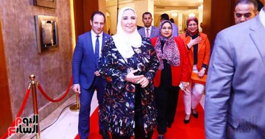 "جوازها قبل 18 يضيع حقوقها".. عدم تزويج الفتيات القاصرات قبل سن 18 عاما شرط للحصول على دعم تكافل وكرامة.. وزارة التضامن الاجتماعى: زيادة الدعم النقدى من 6.3 مليار جنيه فى 2015 لـ22 مليارا حاليا.. صور
