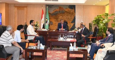 محافظ الفيوم يبحث آليات تطوير الحرف التراثية بقرية تونس للحفاظ على هويتها
