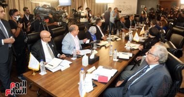 انطلاق فعاليات الحوار الوطنى بجلسات علنية.. الأمانة الفنية تعرض محاور الحوار.. وتؤكد: تلقينا 100 ألف استمارة تسجيل.. ضياء رشوان: الحوار هدفه إعادة اللُحمة لتحالف 30 يونيو.. ولن نستبعد إلا من خرب ومارس العنف
