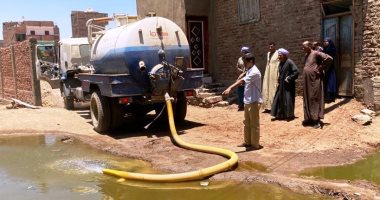 محافظ أسوان يستجيب لشكوى أهالى قرية المويسات بإنهاء مشكلة الصرف.. صور