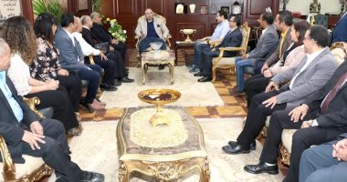 محافظ بنى سويف يستقبل وفدا كنسيا من الطائفة الإنجيلية لتقديم التهنئة بالعيد