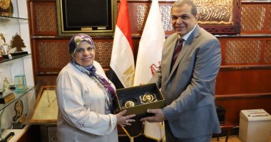 وزير القوى العاملة يكرم وكيل وزارة الموارد البشرية لبلوغه سن التقاعد