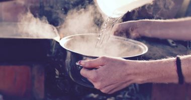 زعلها وحش.. ألقت ماء مغليا على زوجها النائم لأنه كان يحلم بامرأة أخرى