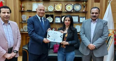 رئيس جامعة بنها يكرم رئيس قسم النحت لحصولها على جائزة "إينسو أوردز" الهندية