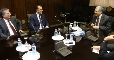 شركة إماراتية تبحث مع وزير الكهرباء فرص الاستثمار فى الهيدروجين الأخضر بمصر