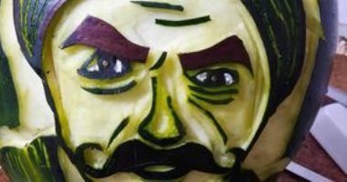 مش كل البطيخ للأكل.. "محمد" بينحت عليه صور فنانه المفضل