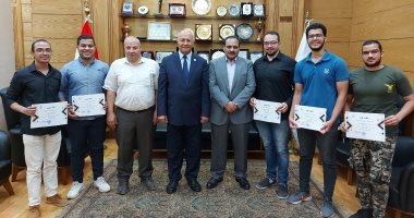 رئيس جامعة بنها يكرم الطلاب الفائزين بالمسابقات الدولية والمحلية