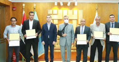 محافظ كفر الشيخ ونائبه يكرمان أوائل الدورات التدريبية بمركز التنمية المحلية