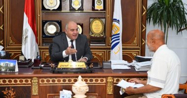 محافظ قنا يستقبل 45 مواطنا بمكتبه اليوم لبحث شكاواهم