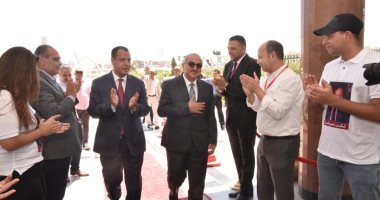 طلاب جامعة أسيوط يستقبلون رئيس الجامعة فى ممر شرفى.. صور