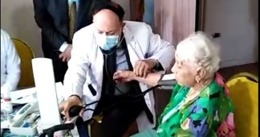 بعد الاستجابة لاستغاثتها.. شاهد لجنة طبية تفحص صاحبة العوامة 77