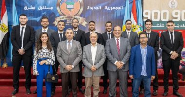 رئيس جامعة طنطا يكرم فريق كلية الهندسة لنجاحهم فى تصنيع ذراع آلية ذاتية القيادة