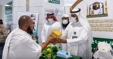 الحج.. شئون الحرمين توزع 20 ألف هدية على ضيوف الرحمن.. صور