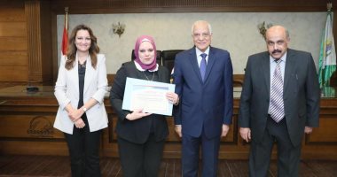 محافظ الجيزة يكرم الحاصلين على المركز الأول بدورات مركز التنمية المحلية بسقارة