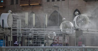الحج.. توفير 250 مروحة رذاذ لتلطيف الأجواء بالمسجد الحرام لضيوف الرحمن