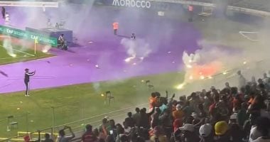 جماهير الوداد والرجاء يقتحمون ملعب أمم أفريقيا للسيدات اعتراضا على الكاف.. فيديو