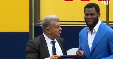 برشلونة يقدم فرانك كيسى إلى الجمهور واللاعب يستعرض مهاراته في كامب نو