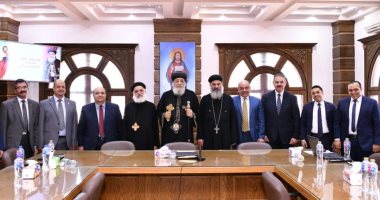البابا تواضروس يلتقى مديرى إدارات الديوان البطريركى وجمعية الشبان المسيحية بالإسكندرية