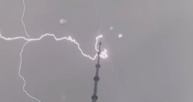 البرق يتسبب باندلاع حريق فى قبة كنيسة بالعاصمة الروسية موسكو