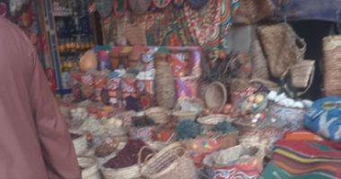 عطور وأعشاب طبيعية.. شاهد سوق الأنتيكات والهدايا فى أسوان
