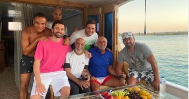 السقا وكريم محمود عبد العزيز ومصطفى خاطر فى البحر.. والأخير يعلق: الناس الحلوة