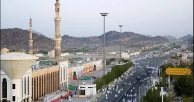 مسجد نمرة بـ"عرفات" × 5 معلومات.. أهم معلم إسلامى فى مشعر عرفات.. ثانى أكبر مسجد بمكة.. هنا صلى النبى الظهر والعصر جمعا وقصرا.. تم إنشاؤه فى الموضع الذى خطب فيه سيدنا محمد "صل الله عليه وسلم" حجة الوداع