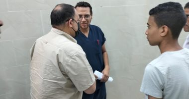 وكيل "صحة السويس" يطمئن على مصابى حادث انقلاب ميكروباص بالطريق الدائرى الإقليمى