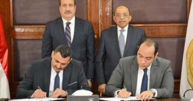 وزير التنمية المحلية ومحافظ المنوفية يوقعان عقد تقديم خدمات الجمع المنزلى