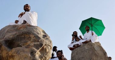 حجاج بيت الله الحرام يقفون على صعيد عرفات  لأداء ركن الحج الأعظم